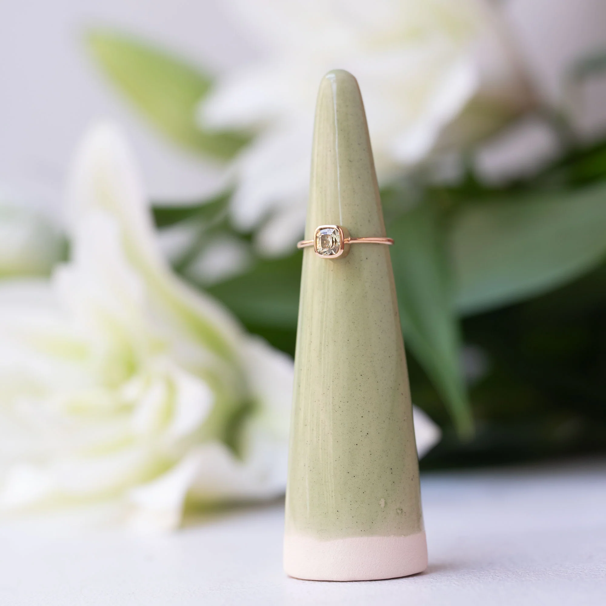Les Bonbons - Light Yellow-Green Sapphire - Image 3